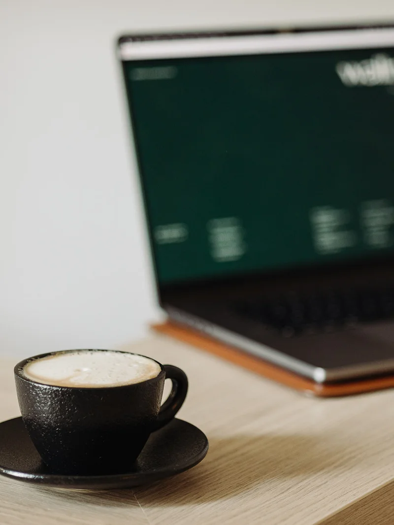 Kaffee und Laptop in der Kanzlei wallner Rechtsanwalt Graz, Steiermark