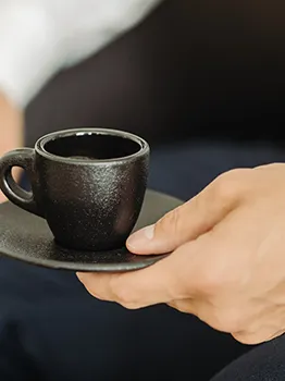 Schwarze Kaffeetasse für Mandanten der Kanzlei wallner Rechtsanwalt